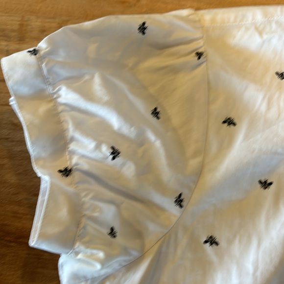 Very cute - 🐝 bee - button down top. Size L - Picture 2 of 4